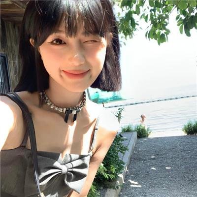 猩红诊所海报